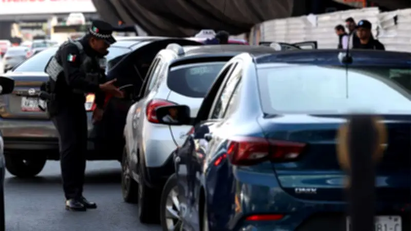 Guardia Nacional inicia operativos para multar taxis de app sin permiso en el AICM