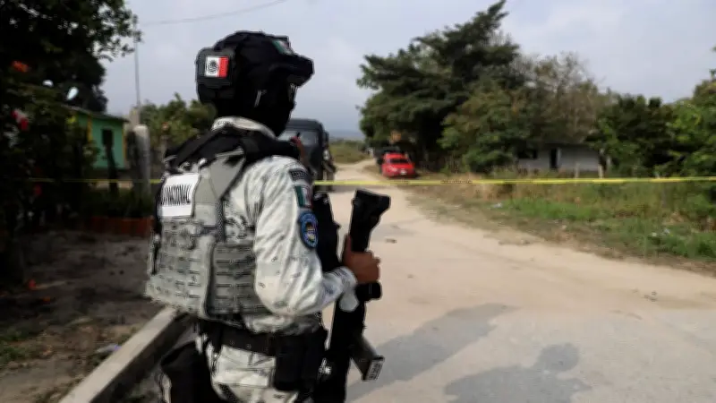 Guardia Nacional y Ejército aseguran 117 paquetes de cocaína ocultos en bidones de cloro en Michoacán