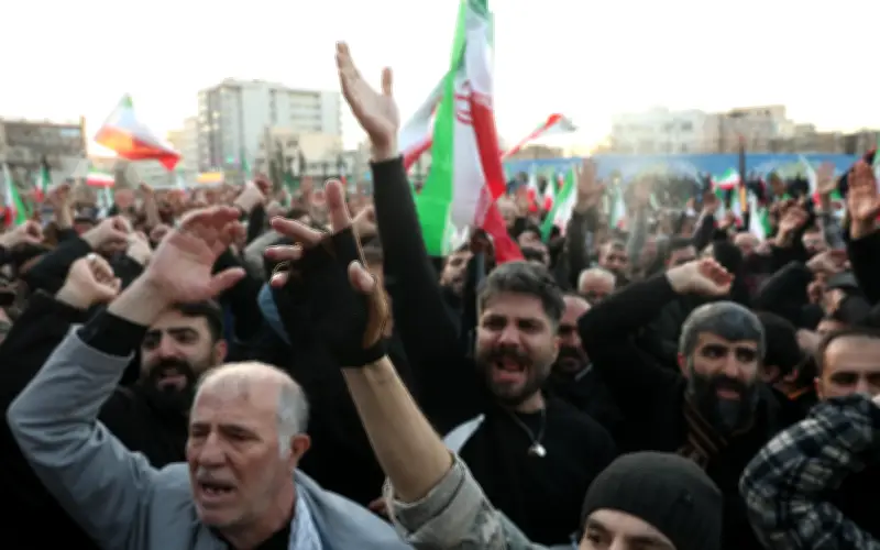 Guerra en Irán amenaza con disparar precios globales de petróleo y gasolina