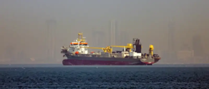 Guerra en Medio Oriente Dispara Precios del Petróleo y Amenaza Comercio Global