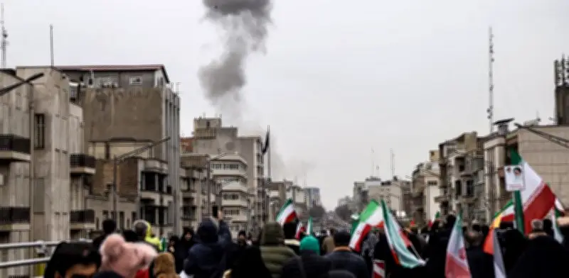 Guerra en Oriente Medio entra en tercera semana con ataques a isla petrolera clave