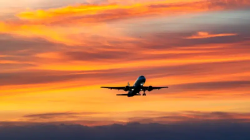 Guerra Irán-EE.UU. disparará precios de boletos aéreos, advierte IATA