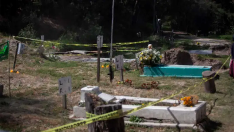 Hallan 25 cuerpos en primera fase de excavaciones en Panteón Civil de Dolores