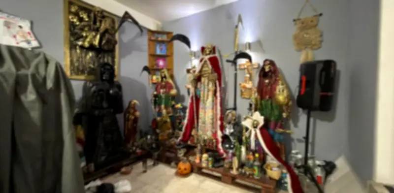 Hallan arsenal y taller clandestino de uniformes falsos en Ecatepec