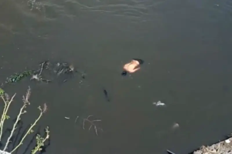 Hallan cuerpo de hombre en canal de aguas negras en la Ciudad de México