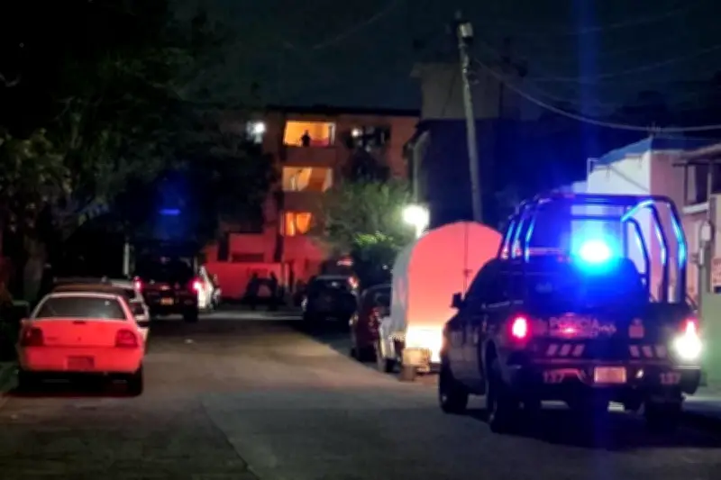 Herido de bala tras subir 4 pisos en edificio de Ciudad de México