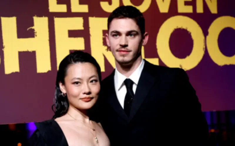 Hero Fiennes Tiffin: Sherlock Holmes podría ser mujer o tener versión mexicana