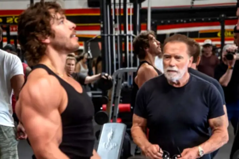 Hijo de Arnold Schwarzenegger triunfa en competencia de fisicoculturismo profesional