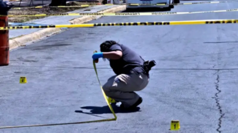 Hombre agrede a mujer, dispara al aire y huye en incidente violento