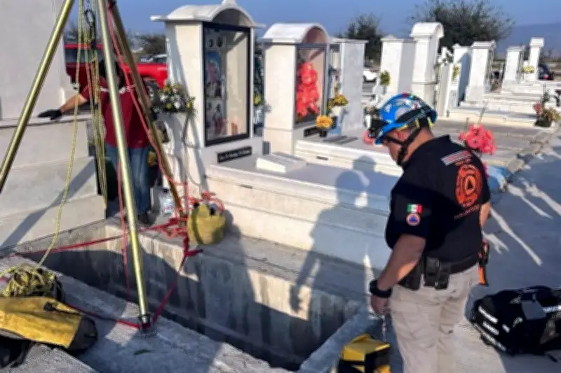 Hombre cae a tumba en Panteón de García, Nuevo León, en extraño accidente