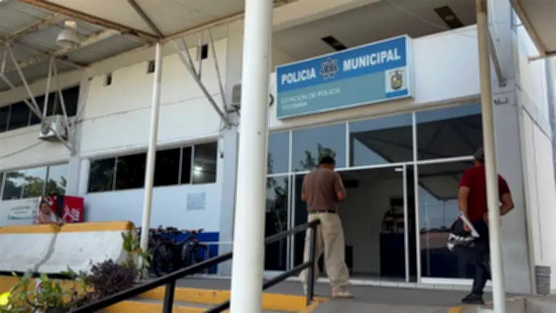 Hombre desarma a policía y desata balacera en comandancia de Tecomán, Colima