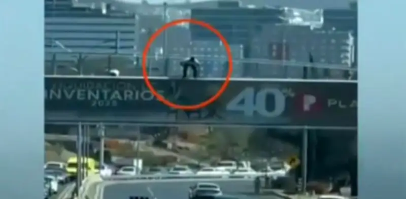 Hombre en situación de calle se lanza desde puente peatonal en Querétaro; sufre fracturas graves