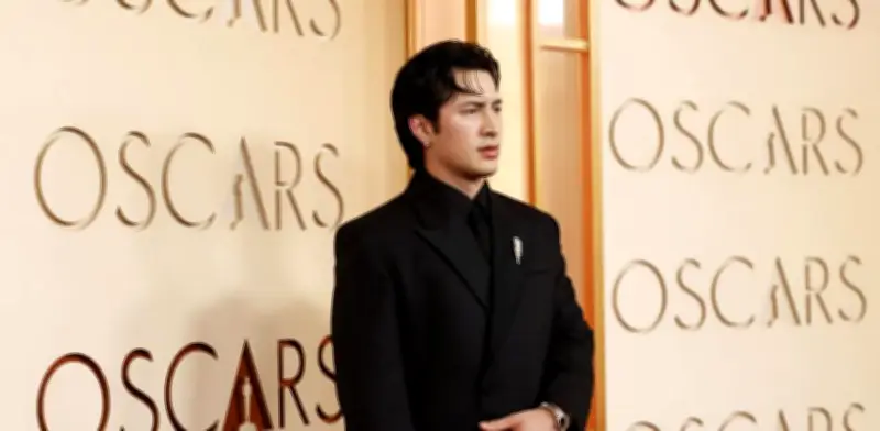 Hudson Williams brilla en su debut en los Oscar 2026 con un elegante traje Balenciaga