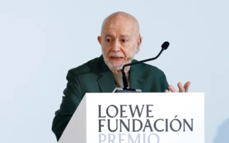 Hugo Mujica gana Premio Loewe de Poesía 2025 y celebra la 'inutilidad' del arte