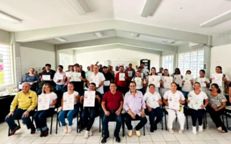 IDEFT Jalisco entrega constancias a egresados de cursos técnicos en Puerto Vallarta