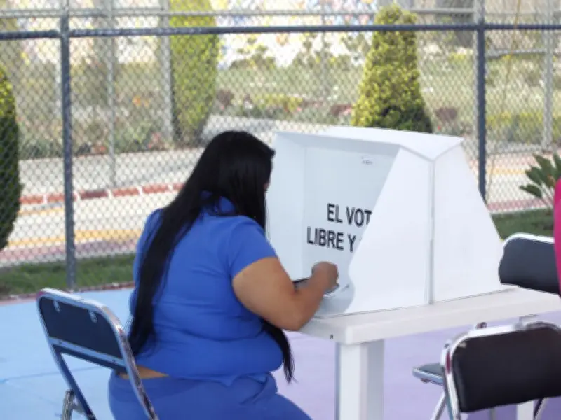 IECM debate ampliación de derechos electorales para migrantes y personas en prisión preventiva