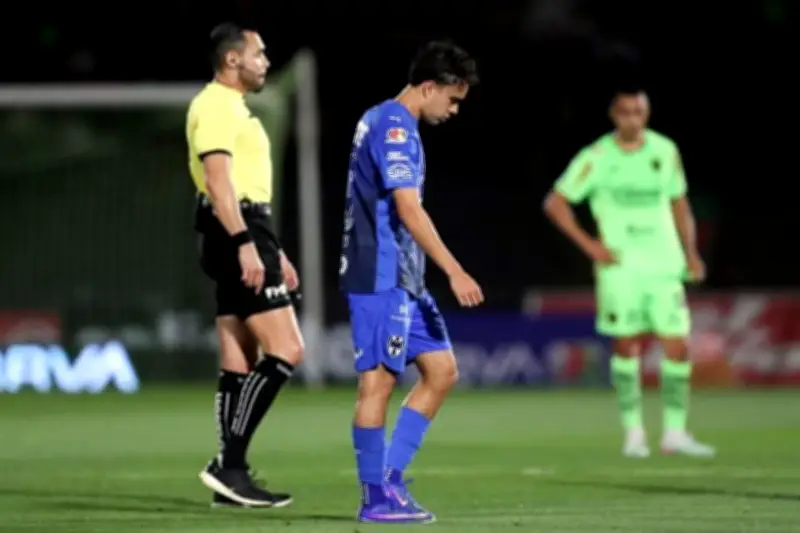 Iker Fimbres de Rayados se lesiona, equipo enfrenta baja en pretemporada