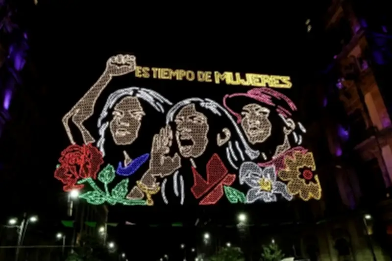 Iluminan Zócalo de la CDMX por el Día de la Mujer, tres días después de la fecha