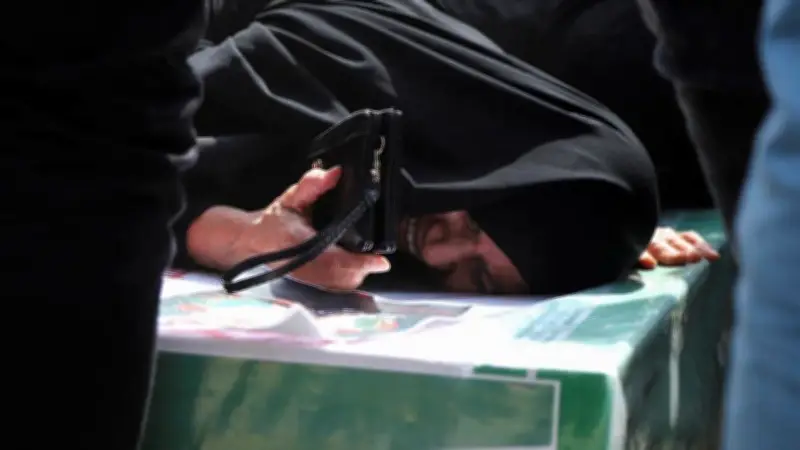 Imágenes del funeral de niñas en escuela bombardeada por Irán conmueven al mundo