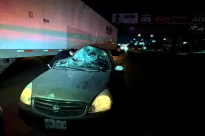 Impactado por grúa, conductor pierde control y choca contra tráiler en carretera