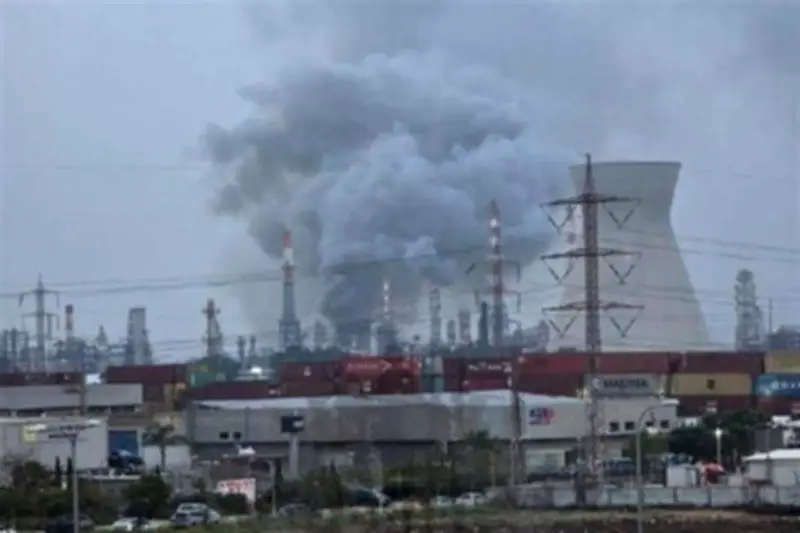 Impacto de misil en refinería israelí causa fallas en red eléctrica nacional