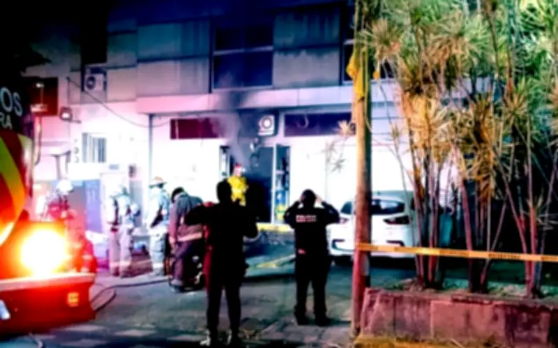 Incendian tienda Oxxo en Guadalajara: ataque con motocicletas deja dos empleadas intoxicadas
