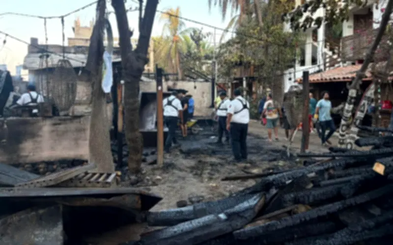 Incendio arrasa con 70 establecimientos turísticos en Puerto Escondido, Oaxaca