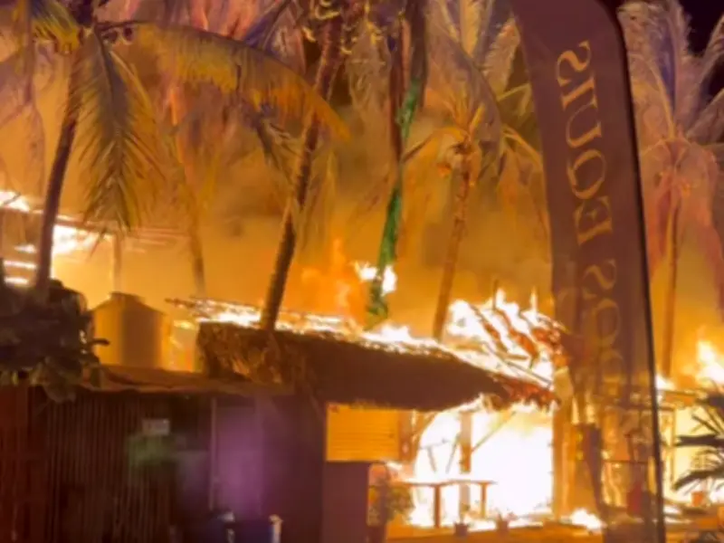 Incendio arrasa con decenas de negocios en la zona turística de Punta Zicatela, Oaxaca