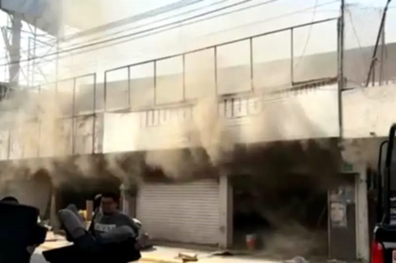 Incendio consume bodega abandonada en la Colonia Reforma de Monterrey