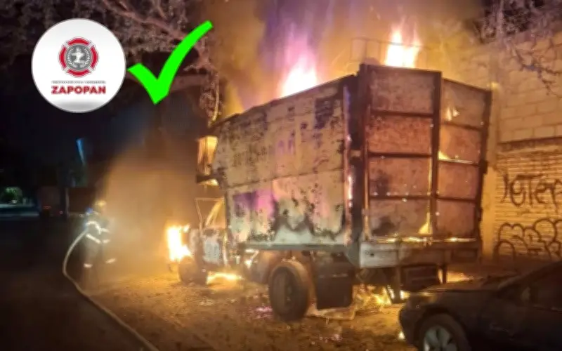 Incendio consume camioneta en colonia El Vigía de Zapopan; bomberos controlan fuego