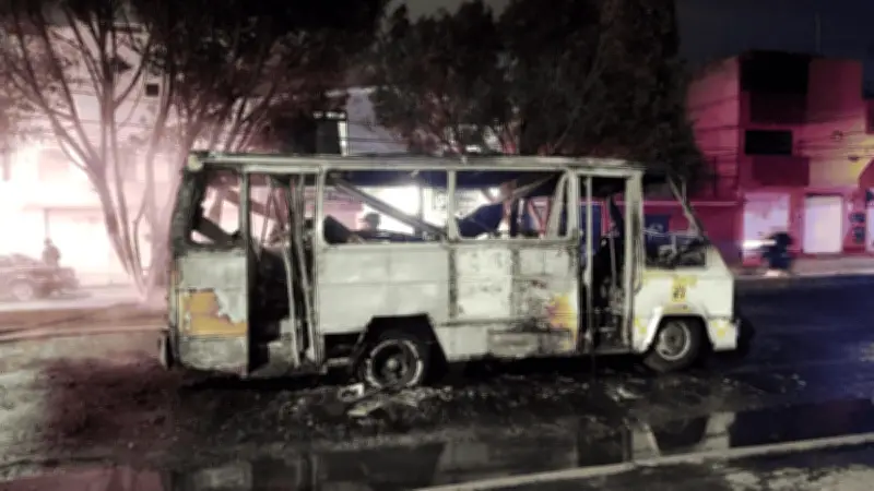 Incendio consume microbús cerca del Metro Nezahualcóyotl en el Estado de México
