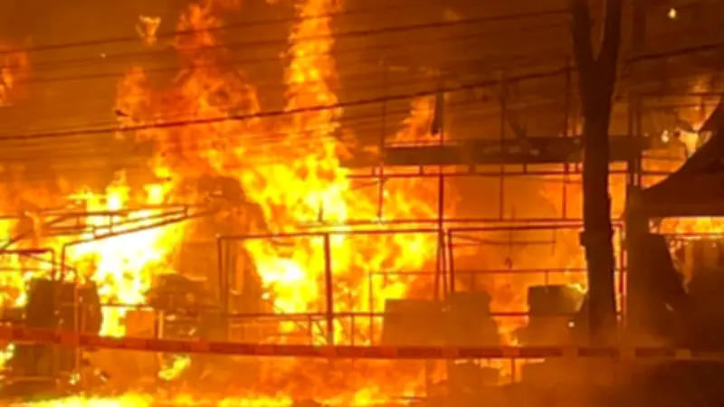 Incendio consume varios locales en la Central de Abasto de Puebla durante la madrugada