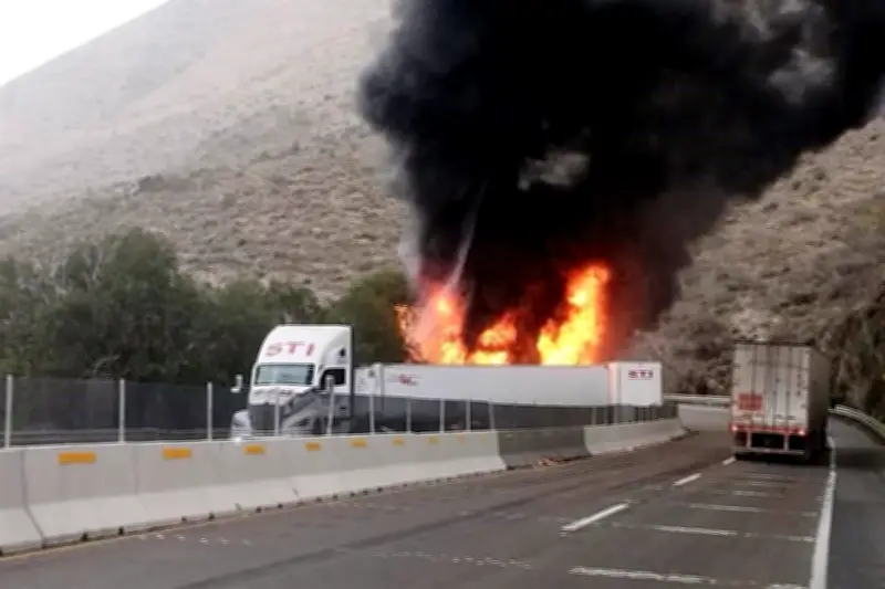 Incendio de Tráiler en Carretera 57 Causa Caos Vial y Evacuaciones