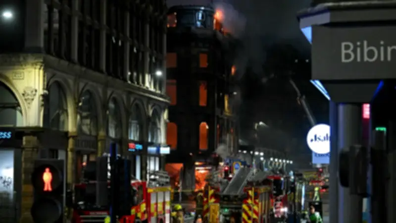 Incendio devasta edificio histórico junto a estación central de tren en Glasgow