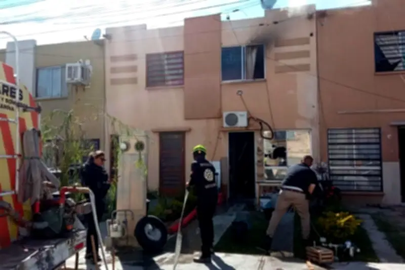 Incendio devasta vivienda en Santa Catarina, N.L.; bomberos controlan las llamas