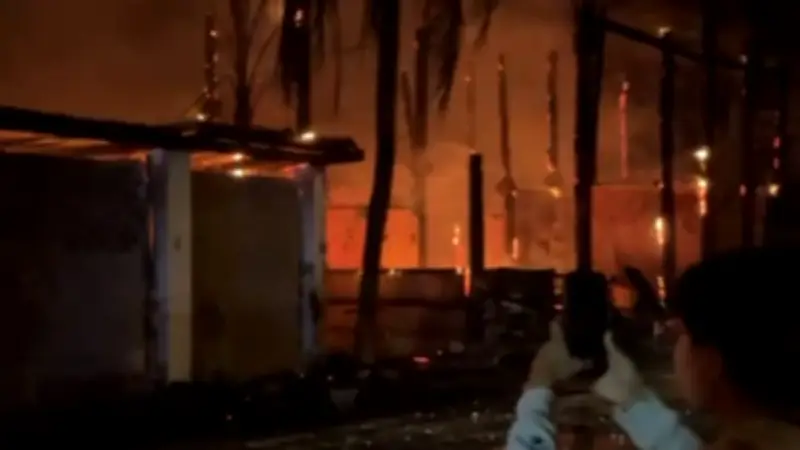 Incendio devasta zona turística de Punta Zicatela en Puerto Escondido, Oaxaca