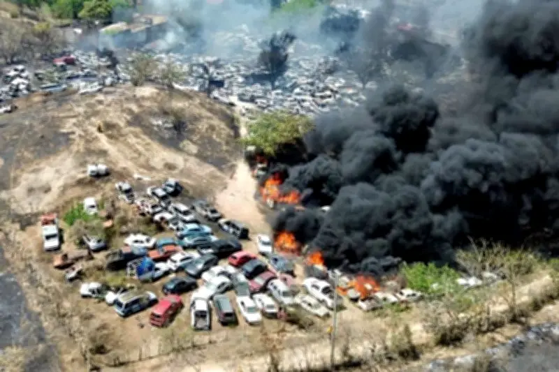 Incendio en Acapulco deja más de 100 vehículos siniestrados y afecta a la comunidad