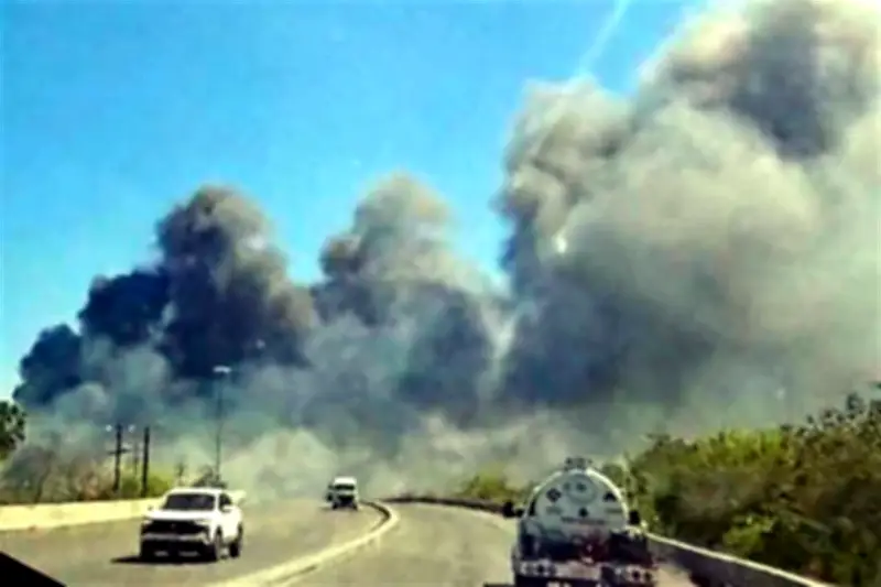 Incendio en Baldío de Monterrey Alcanza Taller Mecánico, Bomberos Controlan Siniestro