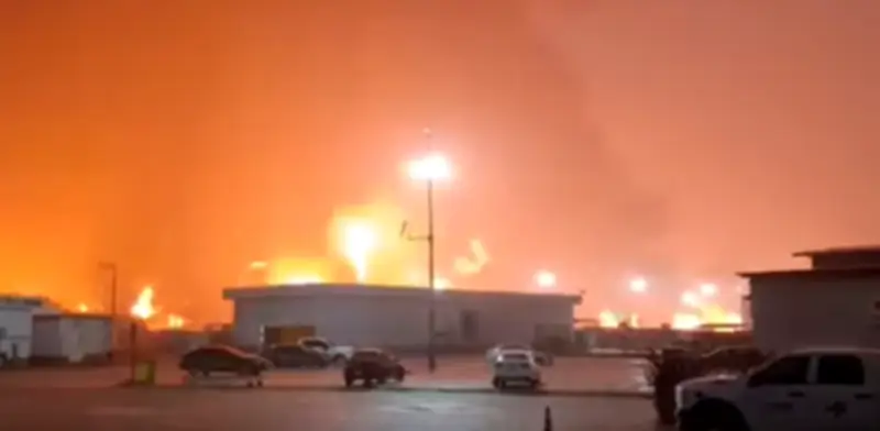 Incendio en barda perimetral de Refinería Olmeca moviliza emergencias en Tabasco