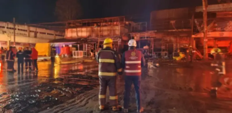 Incendio en Central de Abasto de Puebla consume cinco locales de alimentos y plásticos