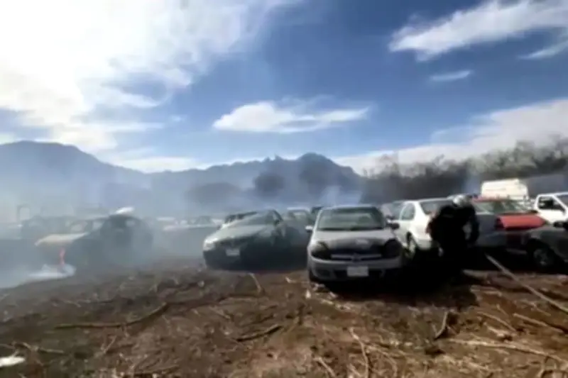 Incendio en corralón de la CDMX consume nueve vehículos; investigan causas