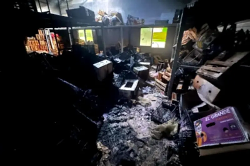 Incendio en frutería de Monterrey obliga a evacuación de 100 personas