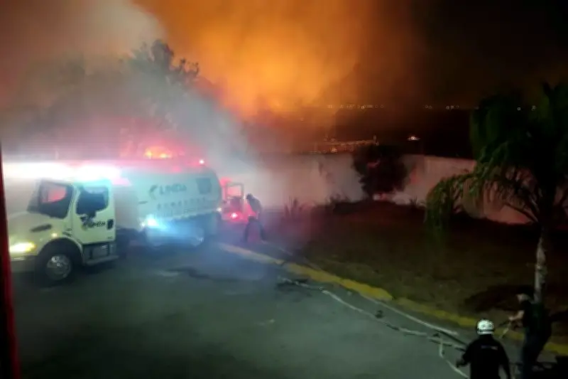 Incendio en terreno baldío de Apodaca genera alarma y moviliza a bomberos