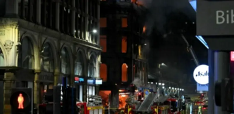 Incendio en tienda de vapers causa derrumbe y paraliza estación central de Glasgow