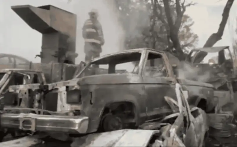 Incendio en Tlaquepaque consume 25 vehículos en negocio de autopartes