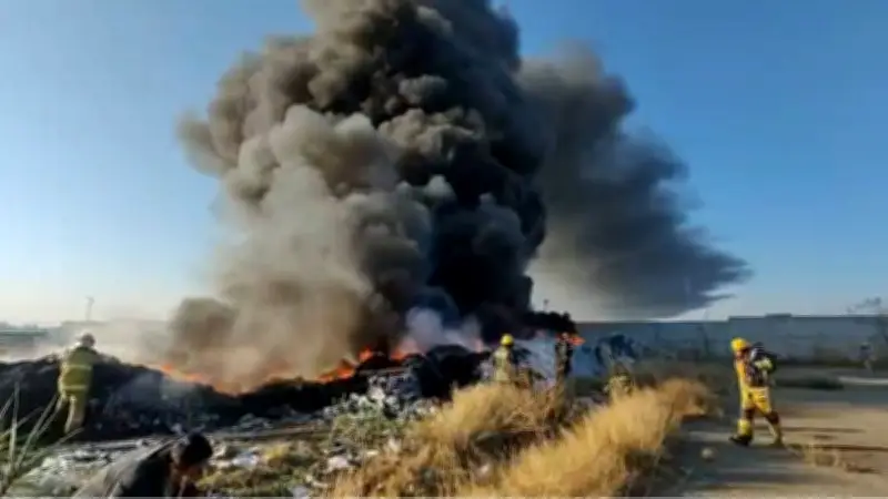 Incendio masivo en tiradero clandestino de Coronango contamina Puebla con columnas de humo de 100 metros