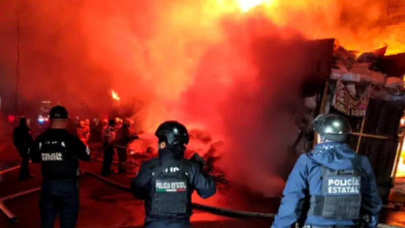 Incendio voraz arrasa recicladora en Valle de Chalco; materiales inflamables complican extinción