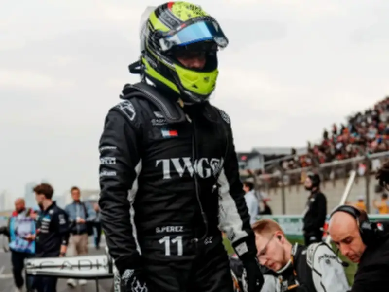 Incidente entre Checo Pérez y Albon en Japón: Comisarios investigan toque en FP1