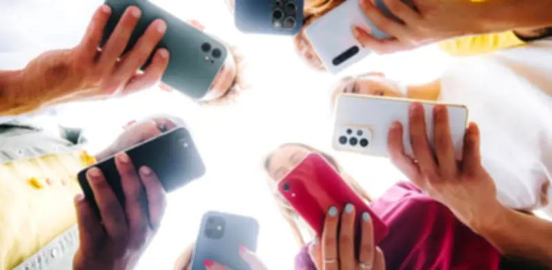 Indonesia sanciona a Google y Meta por violar veto de redes sociales para menores