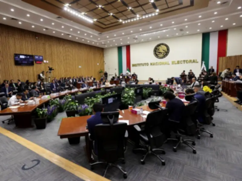 INE aprueba pasaporte y matrícula consular para credencial de votante en el extranjero